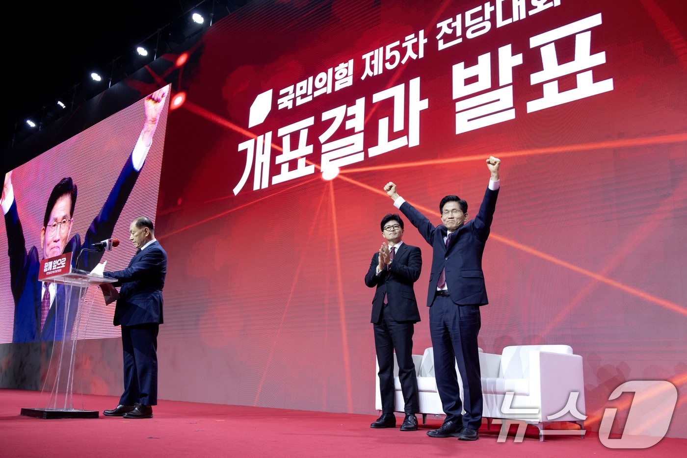 (고양=뉴스1) 김민지 기자 = 김문수 국민의힘 대통령 후보가 3일 경기 고양시 킨텍스에서 열린 5차 전당대회에서 최종 후보로 확정된 뒤 두 손을 들어 환호하고 있다. (공동취재) …