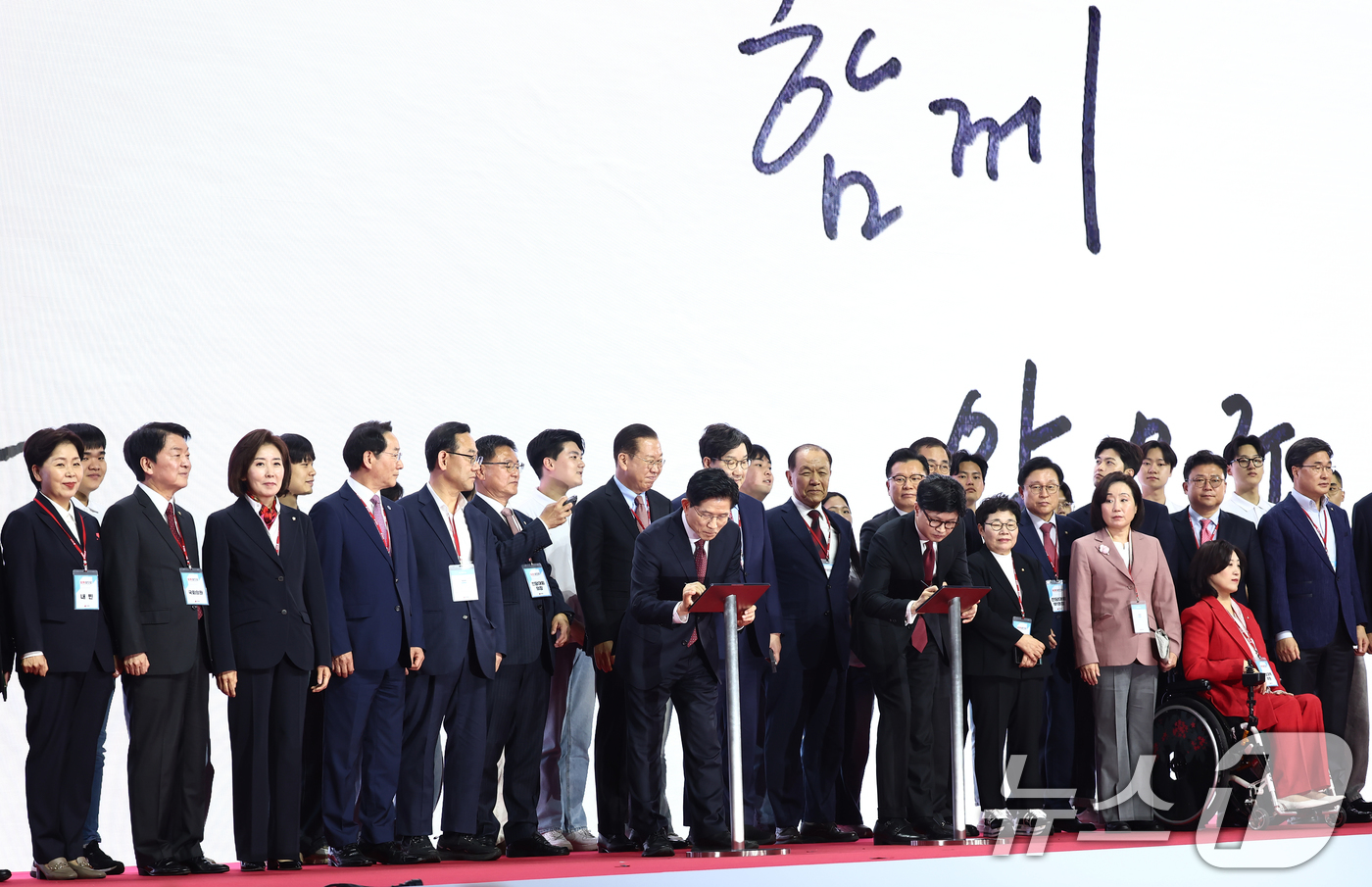 (고양=뉴스1) 김민지 기자 = 김문수 국민의힘 대통령 후보가 3일 경기 고양시 킨텍스에서 열린 5차 전당대회에서 최종 후보로 확정된 뒤 한동훈 후보와 태블릿 PC에 화합 메시지를 …