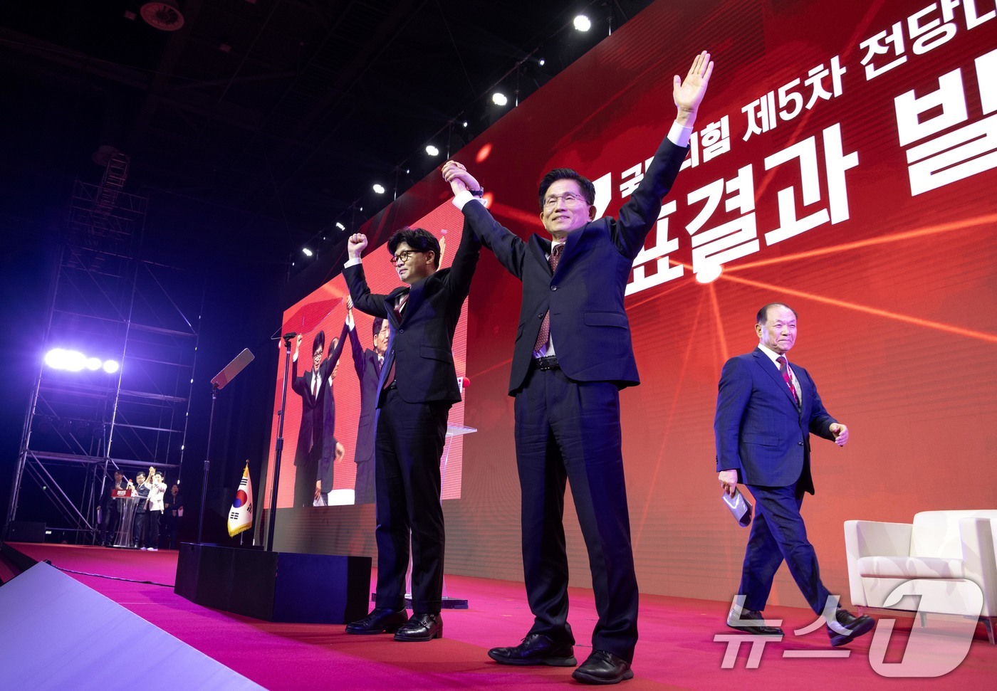 (고양=뉴스1) 김민지 기자 = 김문수 국민의힘 대통령 후보가 3일 경기 고양시 킨텍스에서 열린 5차 전당대회에서 최종 후보로 확정된 뒤 한동훈 후보의 축하를 받으며 환호하고 있다 …
