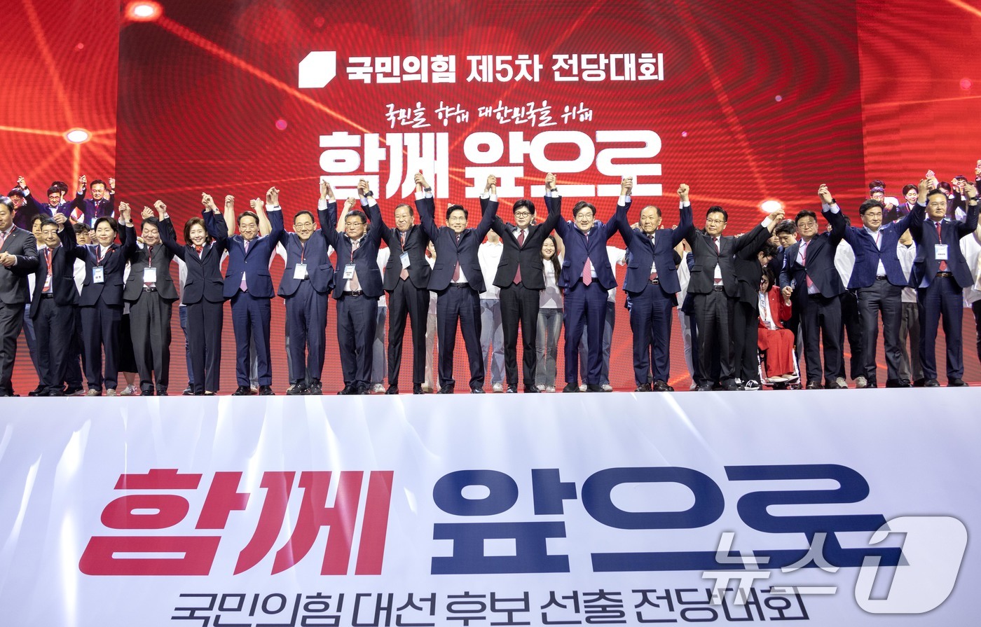 (고양=뉴스1) 김민지 기자 = 제21대 대통령선거 국민의힘 후보자로 선출된 김문수 후보가 3일 경기 고양시 킨텍스에서 열린 5차 전당대회에서 수락연설을 마친뒤 당지도부 및 주요 …