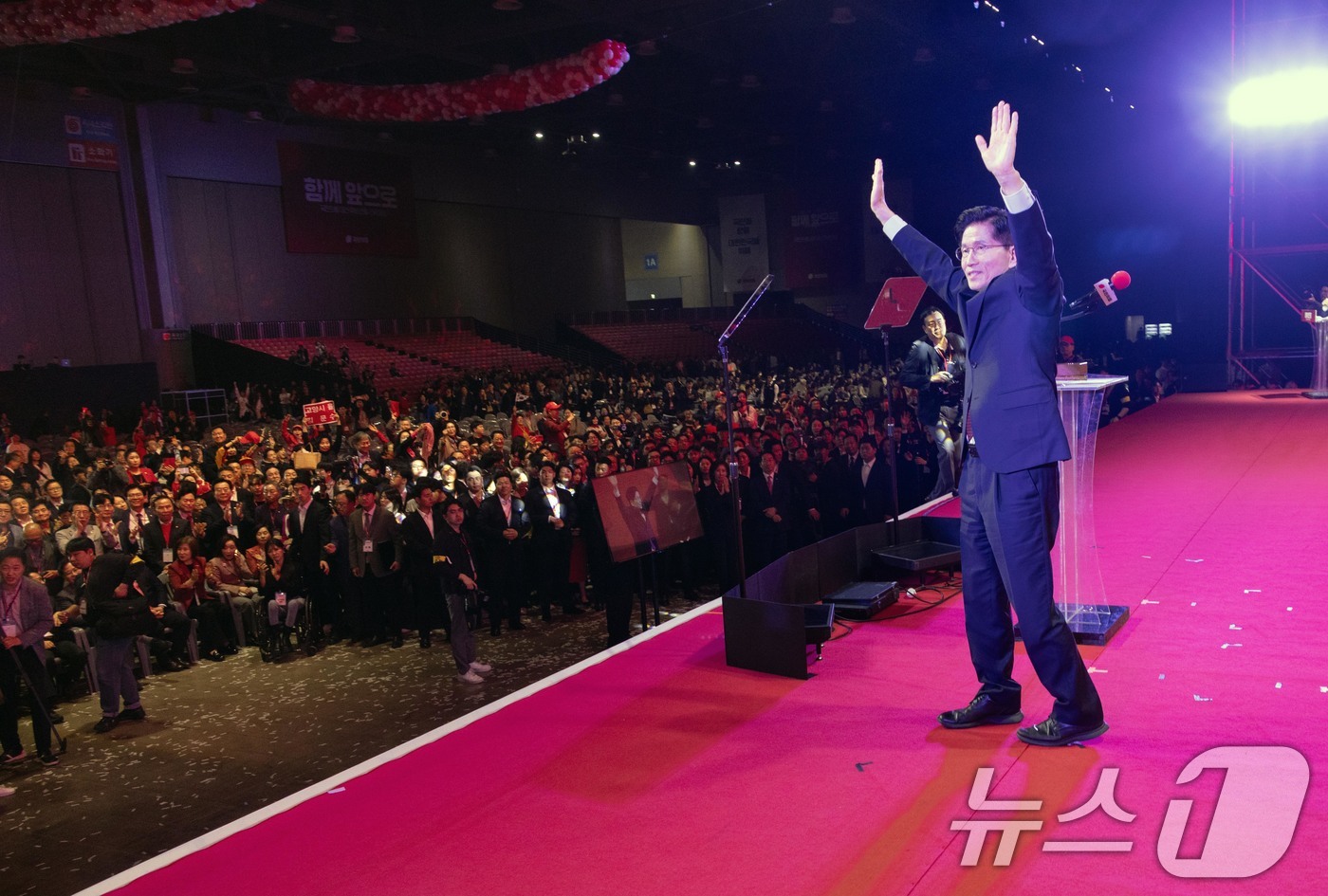 (고양=뉴스1) 김민지 기자 = 김문수 국민의힘 대통령 후보가 3일 경기 고양시 킨텍스에서 열린 5차 전당대회에서 최종 후보로 확정된 뒤 두 손을 들어 환호하고 있다. (공동취재) …