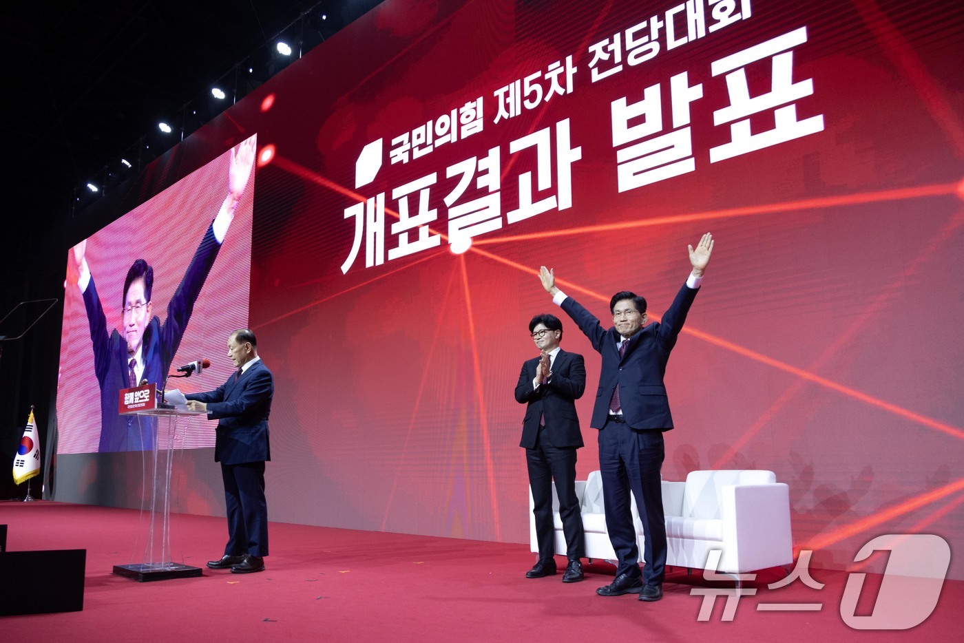 (고양=뉴스1) 김민지 기자 = 김문수 국민의힘 대통령 후보가 3일 경기 고양시 킨텍스에서 열린 5차 전당대회에서 최종 후보로 확정된 뒤 환호하고 있다. 왼쪽은 손뼉치는 한동훈 대 …