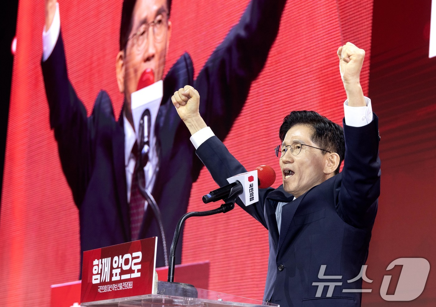 (고양=뉴스1) 김민지 기자 = 김문수 국민의힘 대통령 후보가 3일 경기 고양시 킨텍스에서 열린 5차 전당대회에서 최종 후보로 확정된 뒤 수락연설을 하고 있다. (공동취재) 202 …