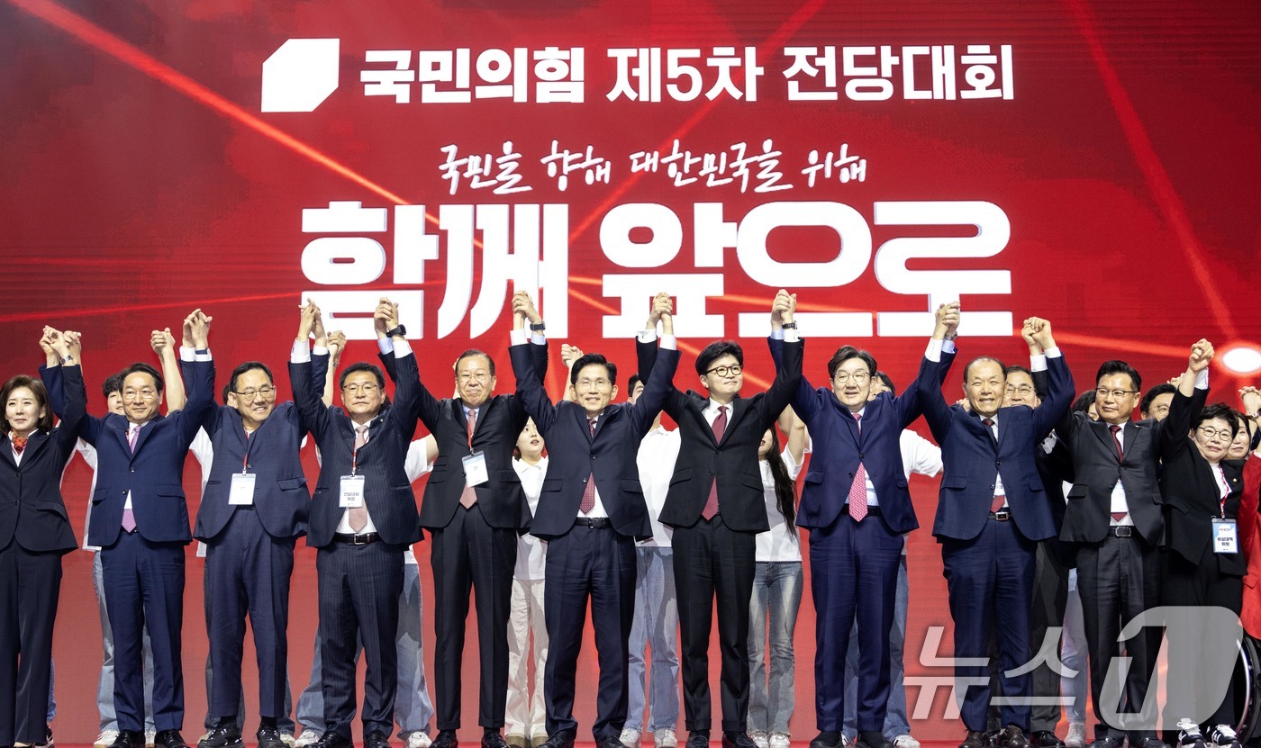 (고양=뉴스1) 김민지 기자 = 제21대 대통령선거 국민의힘 후보자로 선출된 김문수 후보가 3일 경기 고양시 킨텍스에서 열린 5차 전당대회에서 수락연설을 마친뒤 당지도부 및 주요 …