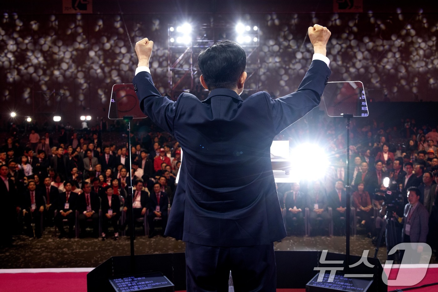 (고양=뉴스1) 김민지 기자 = 김문수 국민의힘 대통령 후보가 3일 경기 고양시 킨텍스에서 열린 5차 전당대회에서 최종 후보로 확정된 뒤 두 손을 들어 환호하고 있다. (공동취재) …