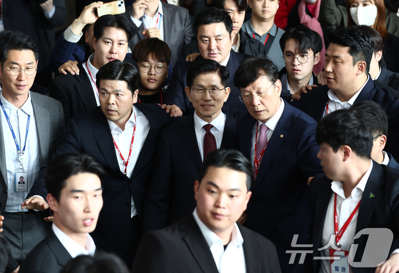 (고양=뉴스1) 김민지 기자 = 국민의힘 대통령 후보로 최종 확정된 김문수 후보가 3일 경기 고양시 킨텍스에서 열린 5차 전당대회를 마치고 이동하고 있다. 2025.5.3/뉴스1