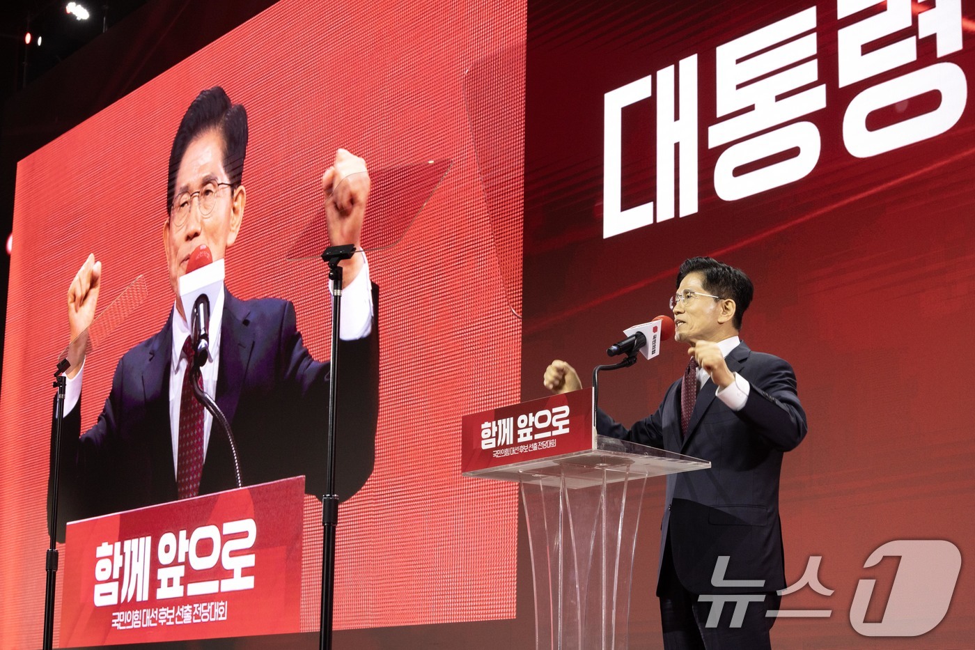 (고양=뉴스1) 김민지 기자 = 김문수 국민의힘 대통령 후보가 3일 경기 고양시 킨텍스에서 열린 5차 전당대회에서 최종 후보로 확정된 뒤 수락연설을 하고 있다. (공동취재) 202 …