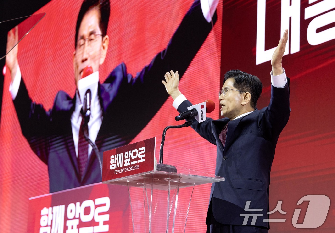 (고양=뉴스1) 김민지 기자 = 김문수 국민의힘 대통령 후보가 3일 경기 고양시 킨텍스에서 열린 5차 전당대회에서 최종 후보로 확정된 뒤 수락연설을 하고 있다. (공동취재) 202 …