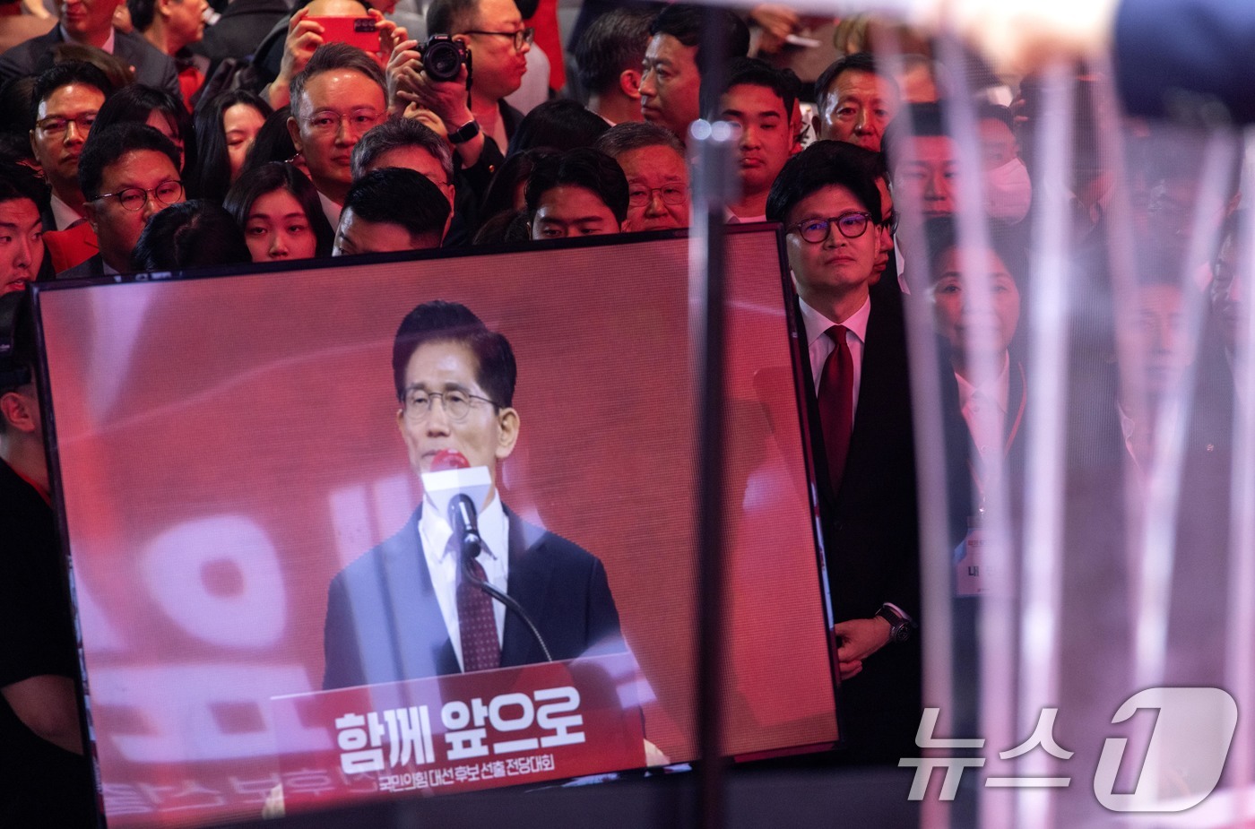 (고양=뉴스1) 김민지 기자 = 김문수 국민의힘 대통령 후보가 3일 오후 경기 고양시 킨텍스에서 열린 5차 전당대회에서 최종 후보로 확정된 뒤 수락 연설을 하자 한동훈 대선 경선 …