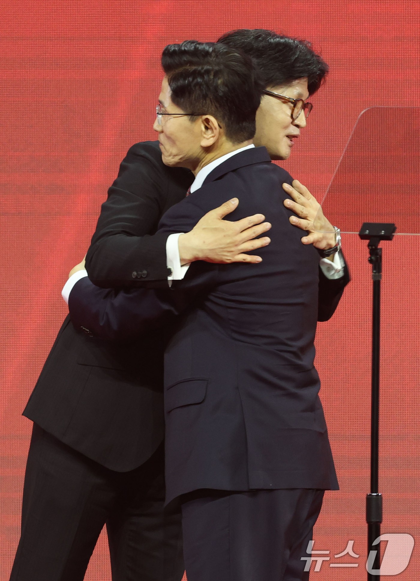 (고양=뉴스1) 이광호 기자 = 제21대 대통령선거 국민의힘 후보자로 선출된 김문수 후보가 3일 경기 고양시 킨텍스에서 열린 5차 전당대회에서 한동훈 경선 후보와 포옹하고 있다. …