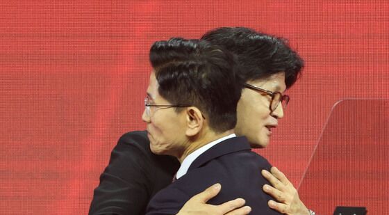 포옹하는 김문수-한동훈