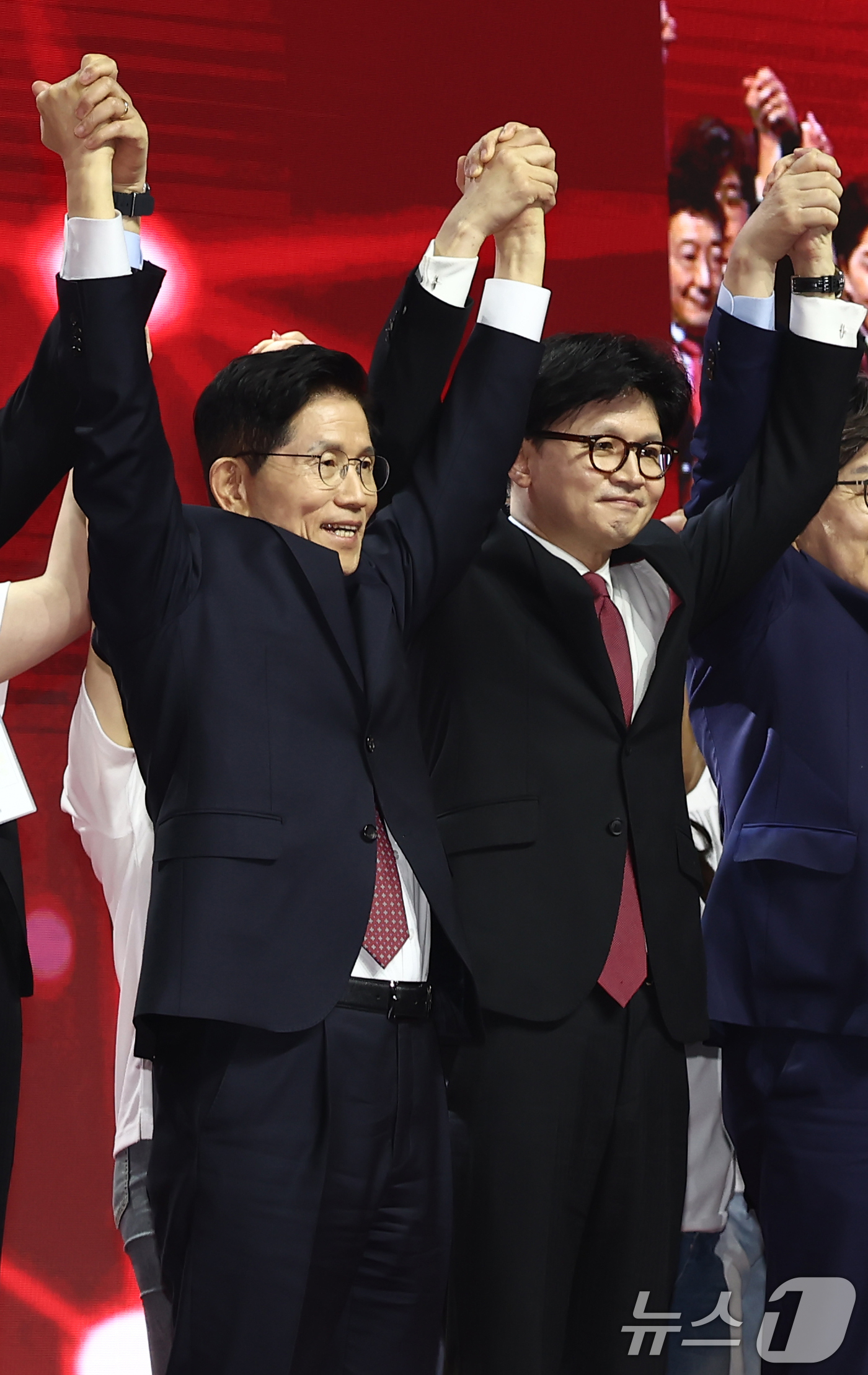 (고양=뉴스1) 김민지 기자 = 김문수 국민의힘 대통령 후보가 3일 경기 고양시 킨텍스에서 열린 5차 전당대회에서 최종 후보로 확정된 뒤 한동훈 후보와 함께 기념촬영을 하고 있다. …
