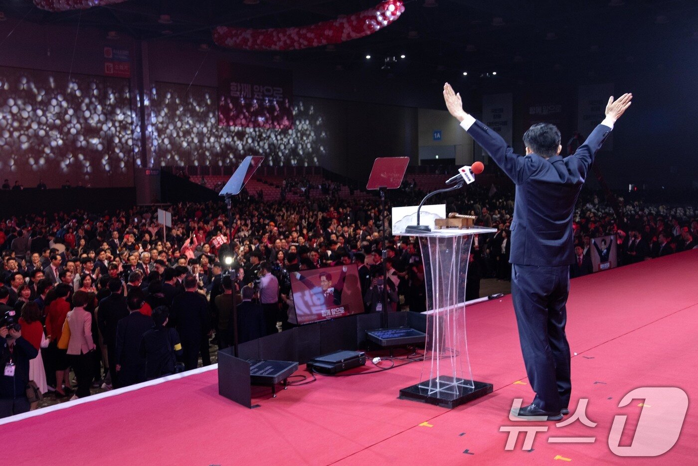 본문 이미지 - 김문수 국민의힘 대통령 후보가 3일 오후 경기 고양시 킨텍스에서 열린 5차 전당대회에서 최종 후보로 확정된 뒤 두팔을 번쩍 들고 있다. &#40;공동취재&#41; 2025.5.3/뉴스1 ⓒ News1 김민지 기자