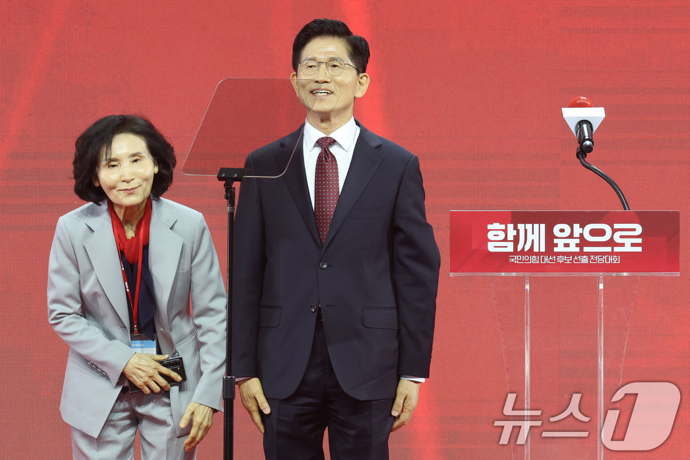 (고양=뉴스1) 이광호 기자 = 김문수 국민의힘 대통령 후보가 3일 오후 경기 고양시 킨텍스에서 열린 5차 전당대회에서 최종 후보로 확정된 뒤 부인 설난영 여사를 소개하고 있다. …
