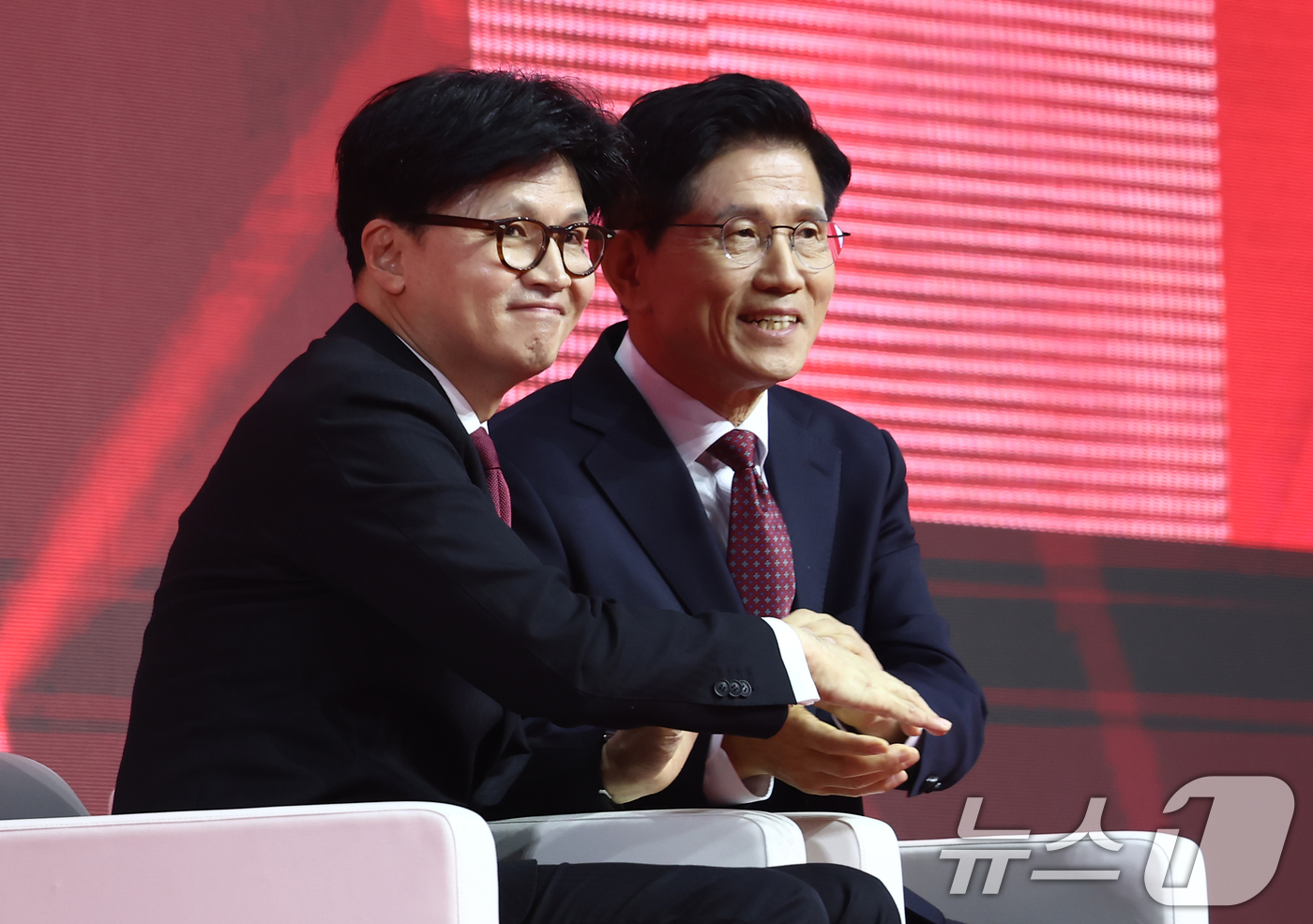 (고양=뉴스1) 김민지 기자 = 김문수 국민의힘 대통령 후보가 3일 경기 고양시 킨텍스에서 열린 5차 전당대회에서 최종 후보로 확정된 뒤 한동훈 후보의 축하를 받고 있다. 2025 …