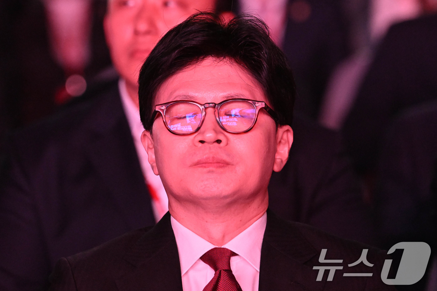 (고양=뉴스1) 김민지 기자 = 국민의힘 한동훈 대선 경선 후보가 3일 경기 일산 킨텍스에서 열린 제5차 전당대회에서 결과를 기다리고 있다. (공동취재) 2025.5.3/뉴스1