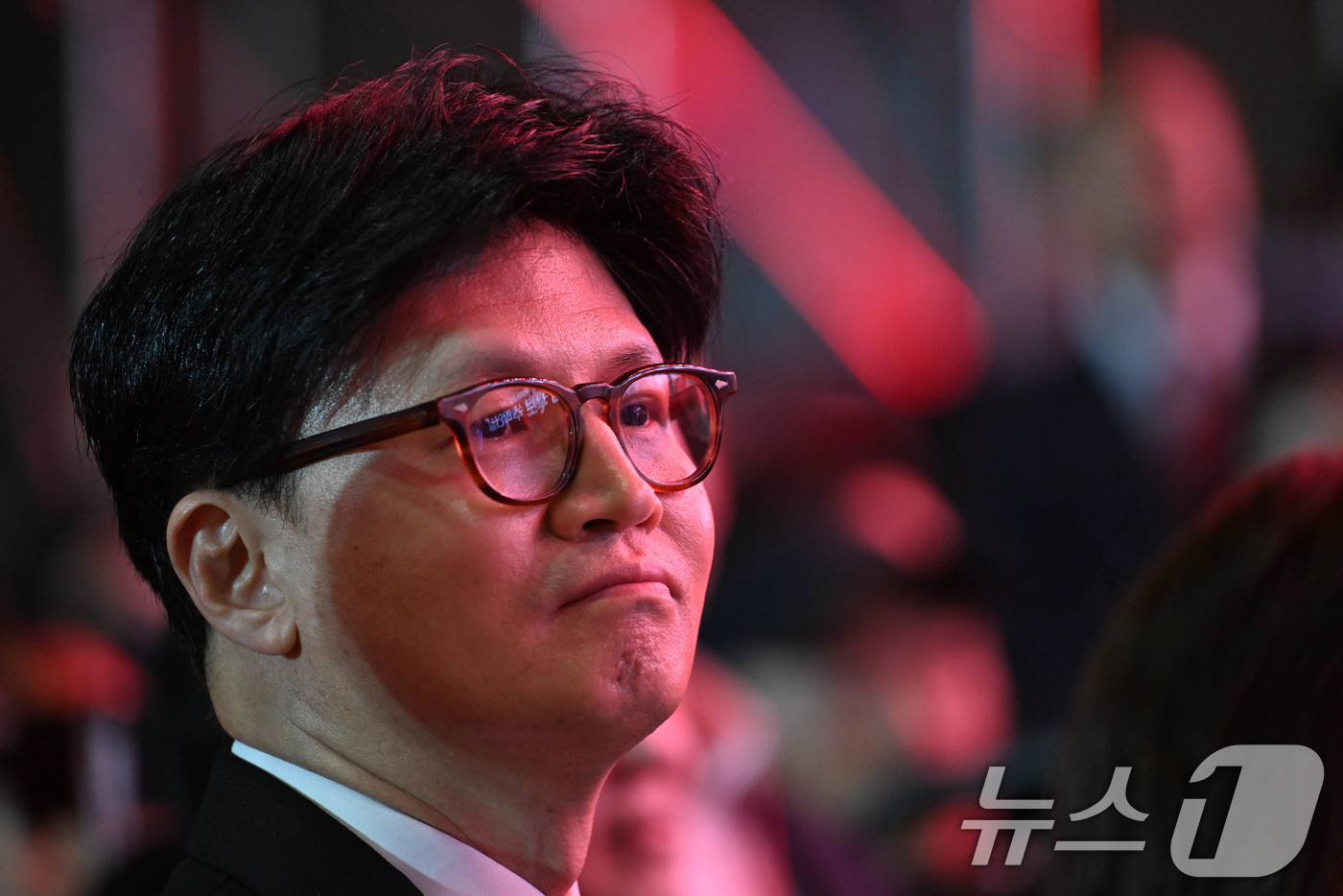 (고양=뉴스1) 김민지 기자 = 한동훈 국민의힘 대선 경선 후보가 3일 경기 고양시 킨텍스에서 열린 제5차 전당대회에서 김문수 후보의 수락 연설을 바라보고 있다. (공동취재) 20 …