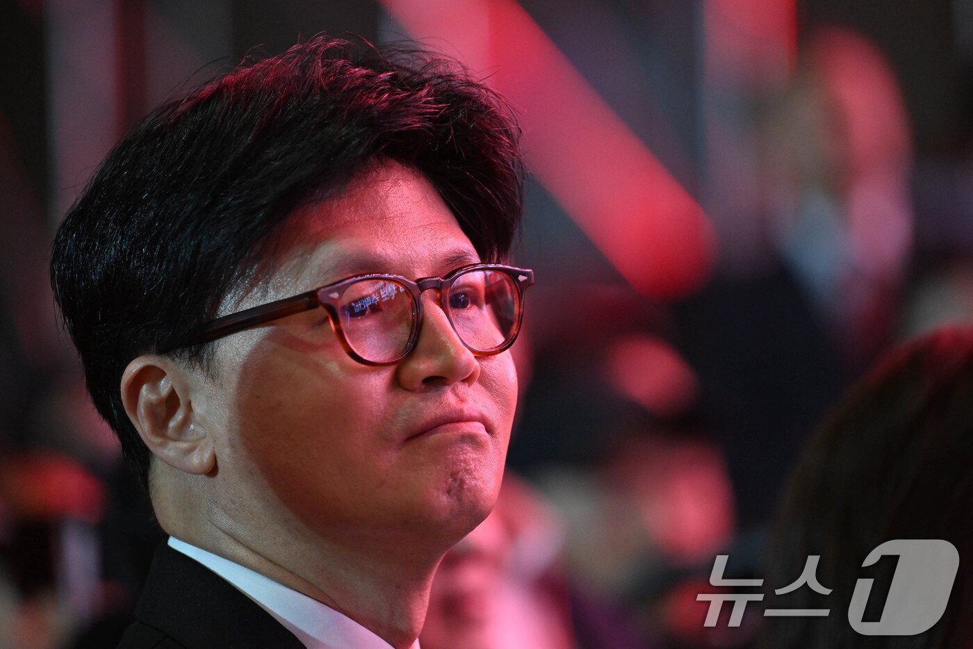본문 이미지 - 한동훈 국민의힘 대선 경선 후보가 3일 경기 고양시 킨텍스에서 열린 제5차 전당대회에서 김문수 후보의 수락 연설을 바라보고 있다. &#40;공동취재&#41; 2025.5.3/뉴스1 ⓒ News1 김민지 기자