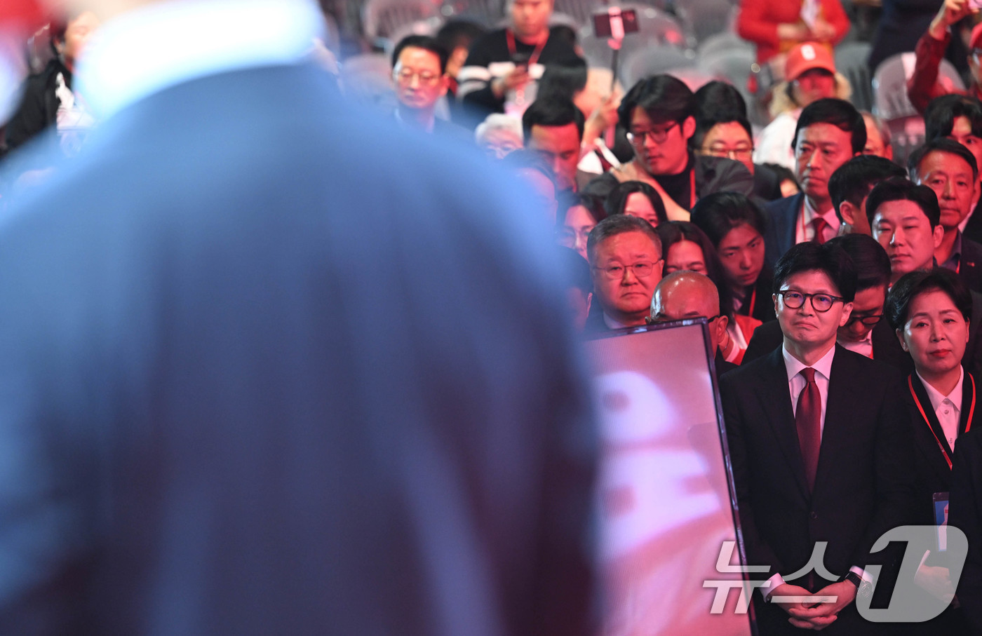 (고양=뉴스1) 김민지 기자 = 국민의힘 한동훈 대선 경선 후보가 3일 경기 일산 킨텍스에서 열린 제5차 전당대회에서 김문수 후보의 수락연설을 바라보고 있다. (공동취재) 2025 …