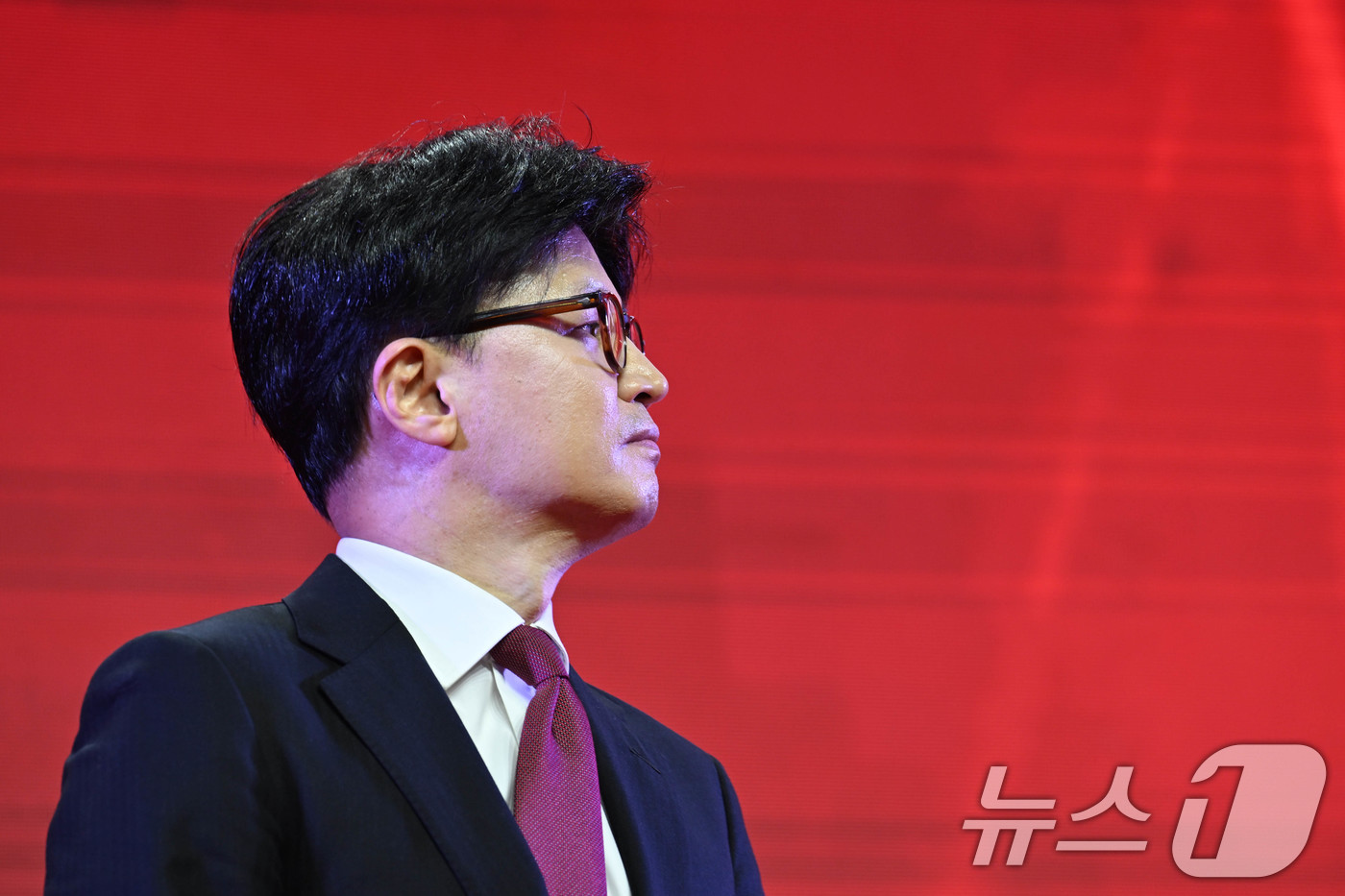 (고양=뉴스1) 김민지 기자 = 한동훈 국민의힘 대선 경선 후보가 3일 경기 고양시 킨텍스에서 열린 제5차 전당대회에서 김문수 후보의 수락 연설을 바라보고 있다. (공동취재) 20 …