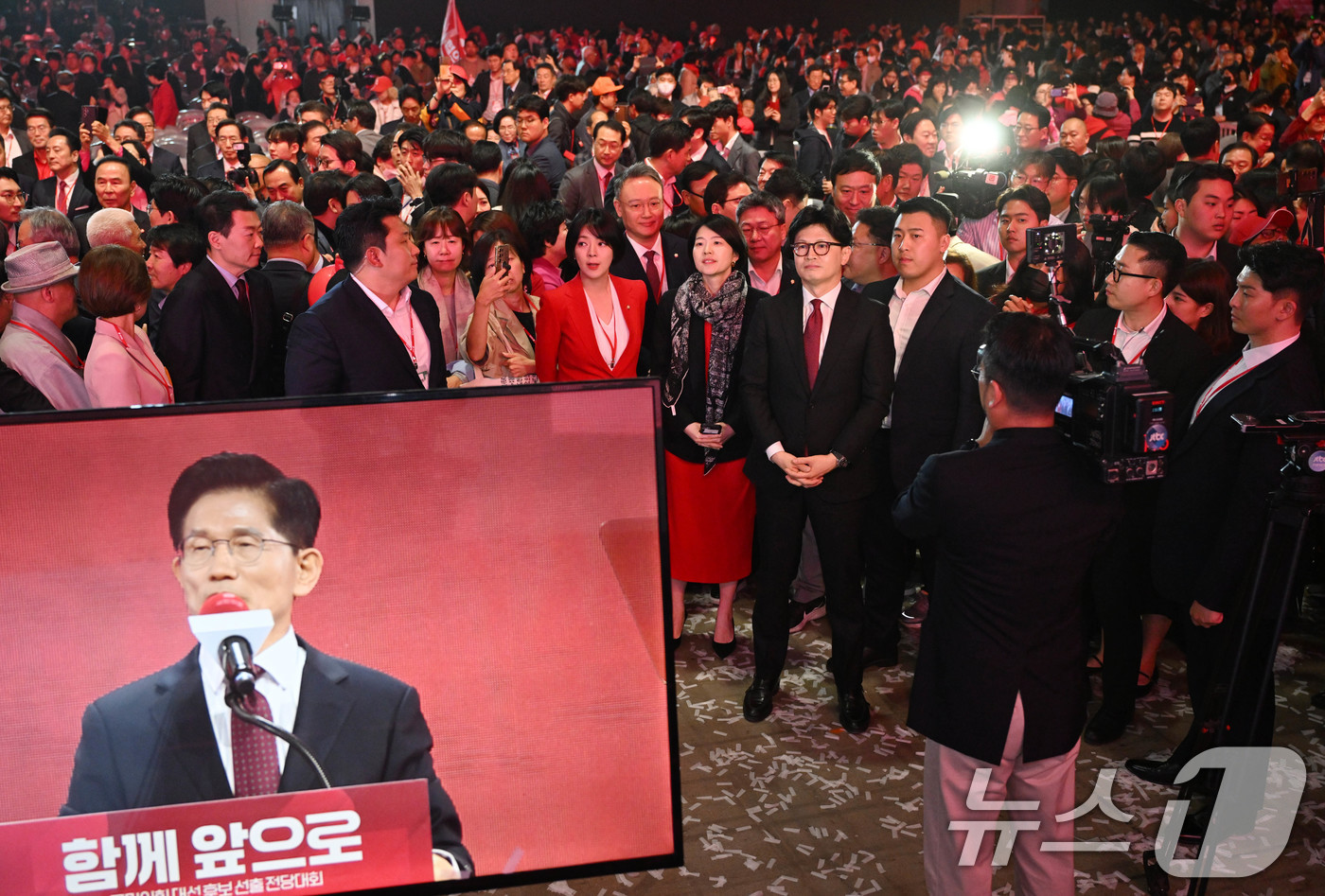 (고양=뉴스1) 김민지 기자 = 한동훈 국민의힘 대선 경선 후보가 3일 경기 고양시 킨텍스에서 열린 제5차 전당대회에서 김문수 후보의 수락 연설을 바라보고 있다. (공동취재) 20 …