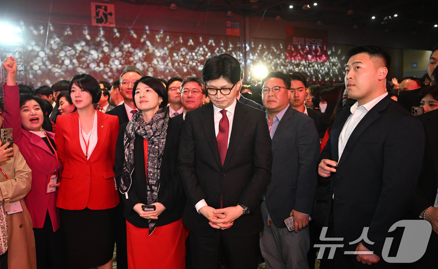 (고양=뉴스1) 김민지 기자 = 한동훈 국민의힘 대선 경선 후보가 3일 경기 고양시 킨텍스에서 열린 제5차 전당대회에서 김문수 후보의 수락 연설을 듣고 있다. (공동취재) 2025 …