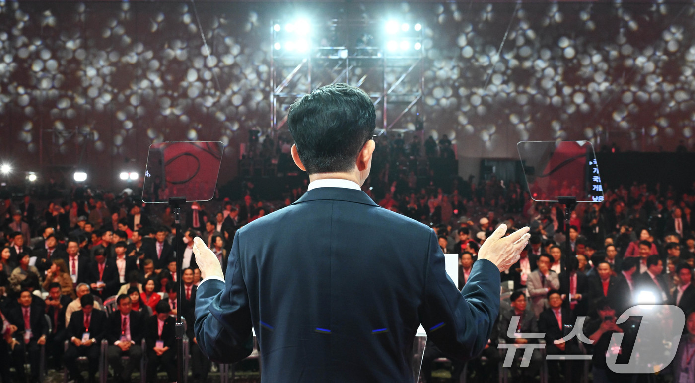 (고양=뉴스1) 김민지 기자 = 김문수 국민의힘 대통령 후보가 3일 경기 일산 킨텍스에서 열린 제5차 전당대회에서 최종 후보로 확정된 뒤 수락 연설을 하고 있다. (공동취재) 20 …
