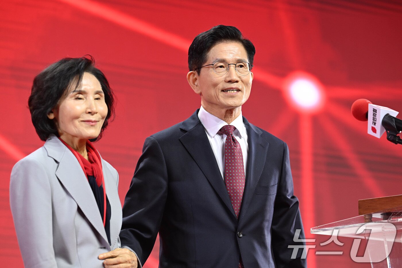 본문 이미지 - 김문수 국민의힘 대통령 후보가 3일 경기 고양시 킨텍스에서 열린 5차 전당대회에서 최종 후보로 확정된 뒤 아내 설난영 여사를 소개하고 있다. &#40;공동취재&#41; 2025.5.3/뉴스1 ⓒ News1 김민지 기자