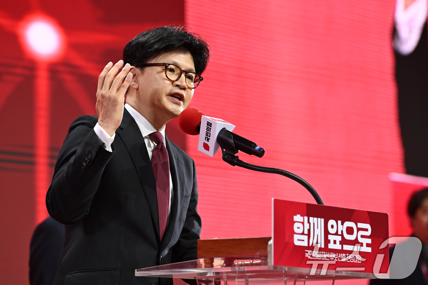 (고양=뉴스1) 김민지 기자 = 한동훈 국민의힘 대선 경선 후보가 3일 경기 일산 킨텍스에서 열린 제5차 전당대회에서 최종 후보로 확정된 뒤 승복 연설을 하고 있다. (공동취재) …