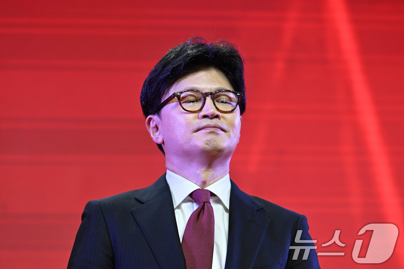 (고양=뉴스1) 김민지 기자 = 한동훈 국민의힘 대선 경선 후보가 3일 경기 고양시 킨텍스에서 열린 제5차 전당대회에서 김문수 후보의 수락 연설을 듣고 있다. (공동취재) 2025 …