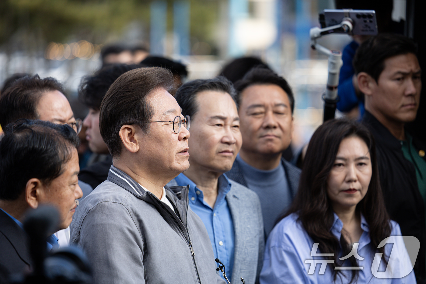(삼척=뉴스1) 이재명 기자 = '골목골목 경청투어 : 동해안벨트편'에 나선 이재명 더불어민주당 대통령 후보가 3일 오후 강원 삼척시 삼척해수욕장에서 지지자들과 인사를 나눈 후 백 …