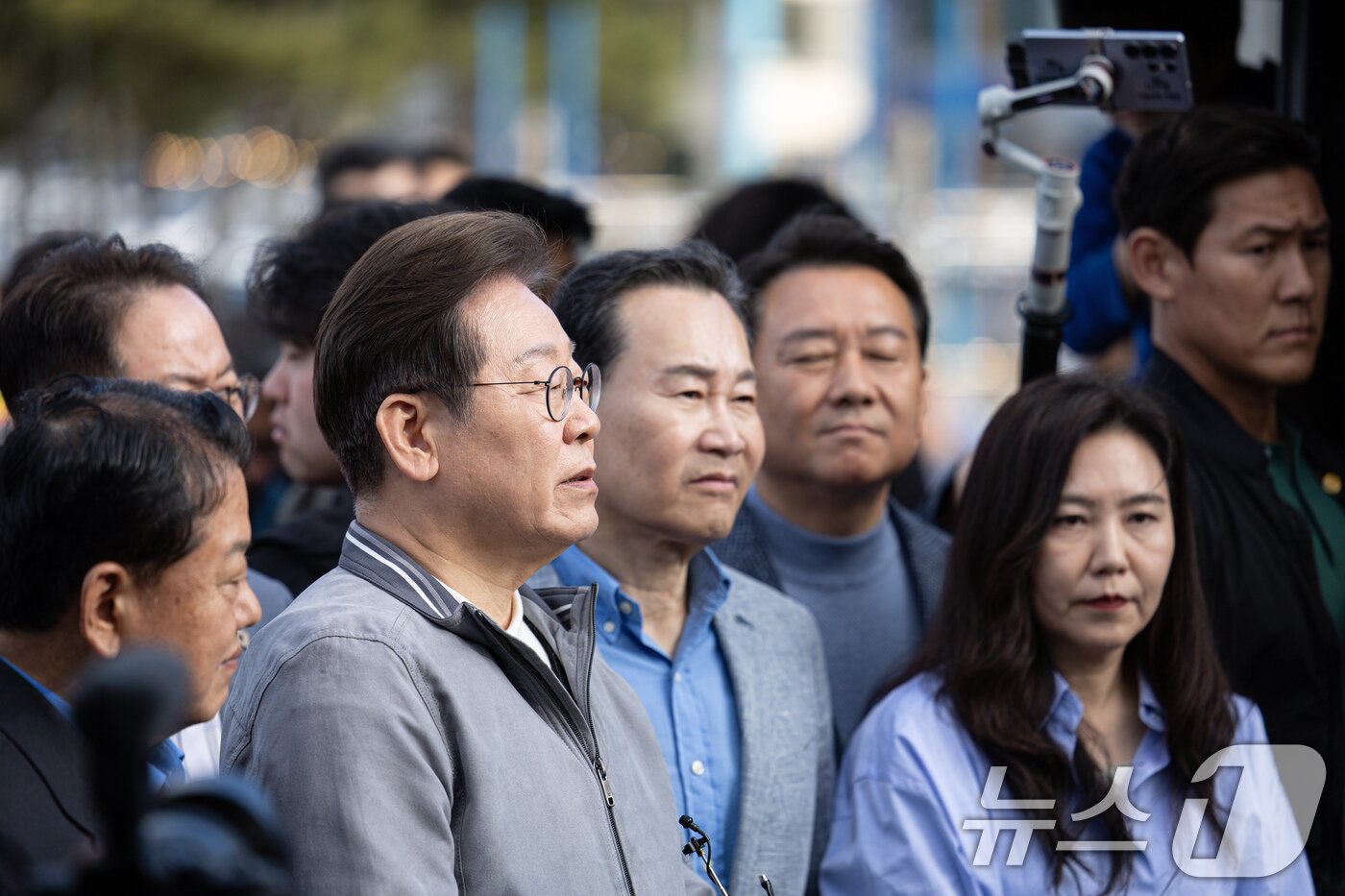 본문 이미지 - &#39;골목골목 경청투어 : 동해안벨트편&#39;에 나선 이재명 더불어민주당 대통령 후보가 3일 오후 강원 삼척시 삼척해수욕장에서 지지자들과 인사를 나눈 후 백브리핑을 하고 있다. 2025.5.3/뉴스1 ⓒ News1 이재명 기자