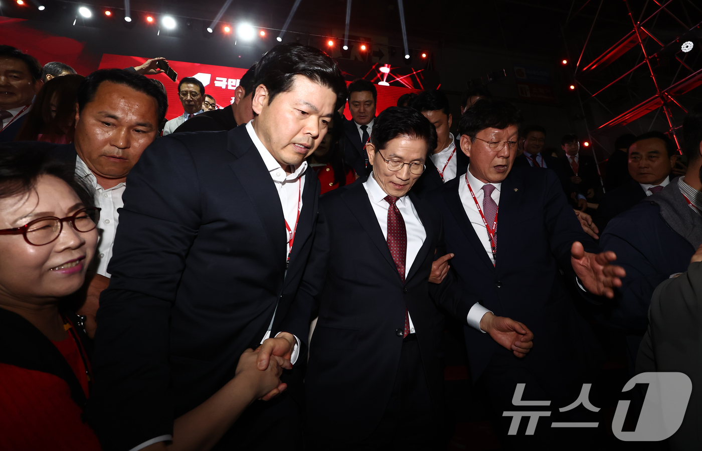 (고양=뉴스1) 김민지 기자 = 김문수 국민의힘 대통령 후보가 3일 경기 고양시 킨텍스에서 열린 5차 전당대회를 마치고 단상을 내려오고 있다. 2025.5.3/뉴스1