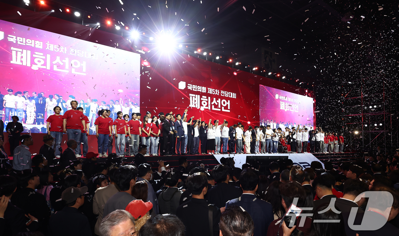 (고양=뉴스1) 김민지 기자 = 김문수 국민의힘 대통령 후보가 3일 경기 고양시 킨텍스에서 열린 5차 전당대회에서 청년들과 손을 잡고 기념촬영을 하고 있다. 2025.5.3/뉴스1 …