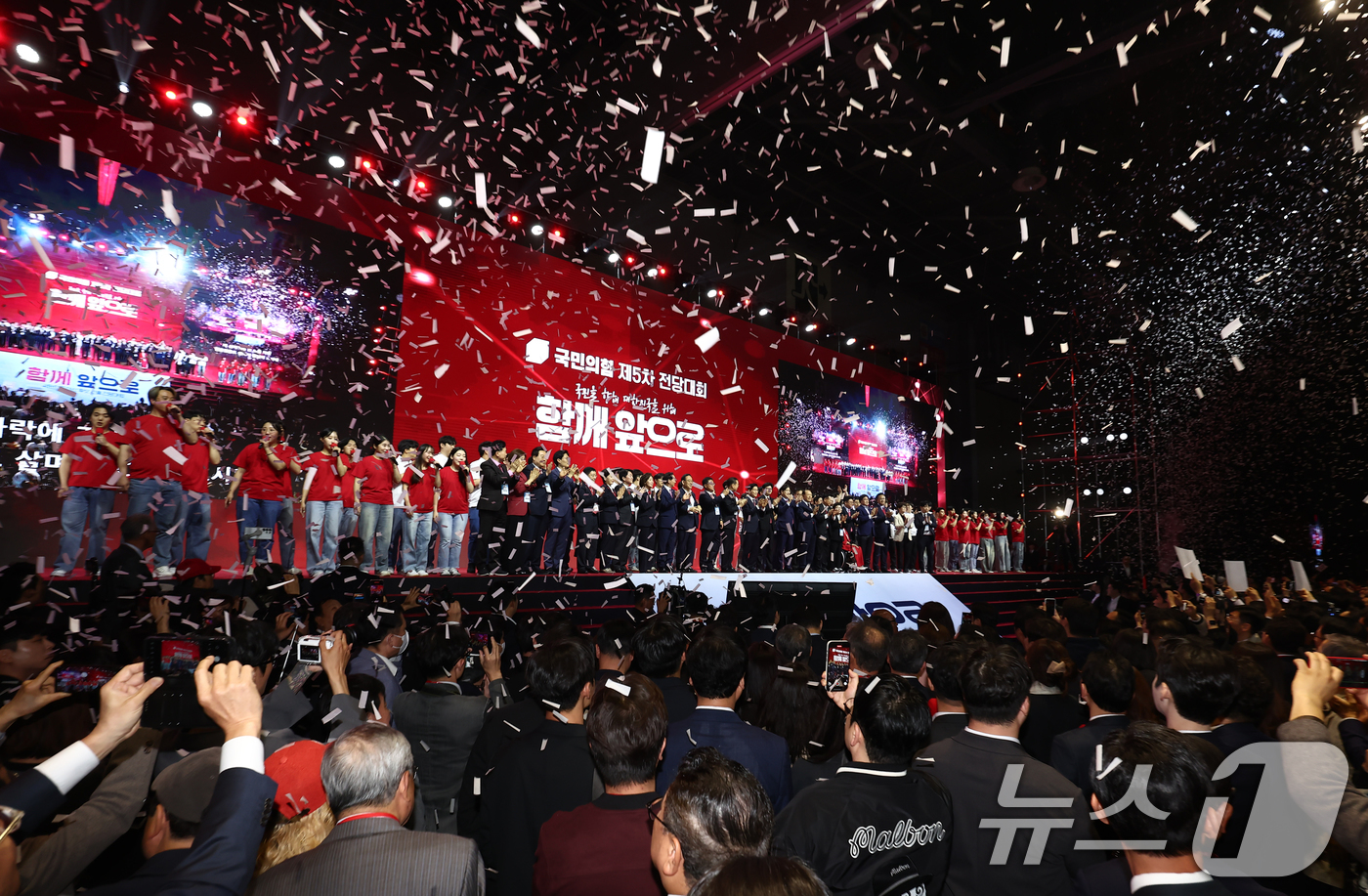 (고양=뉴스1) 김민지 기자 = 김문수 국민의힘 대통령 후보가 3일 경기 고양시 킨텍스에서 열린 5차 전당대회에서 청년들과 손을 잡고 기념촬영을 하고 있다. 2025.5.3/뉴스1 …