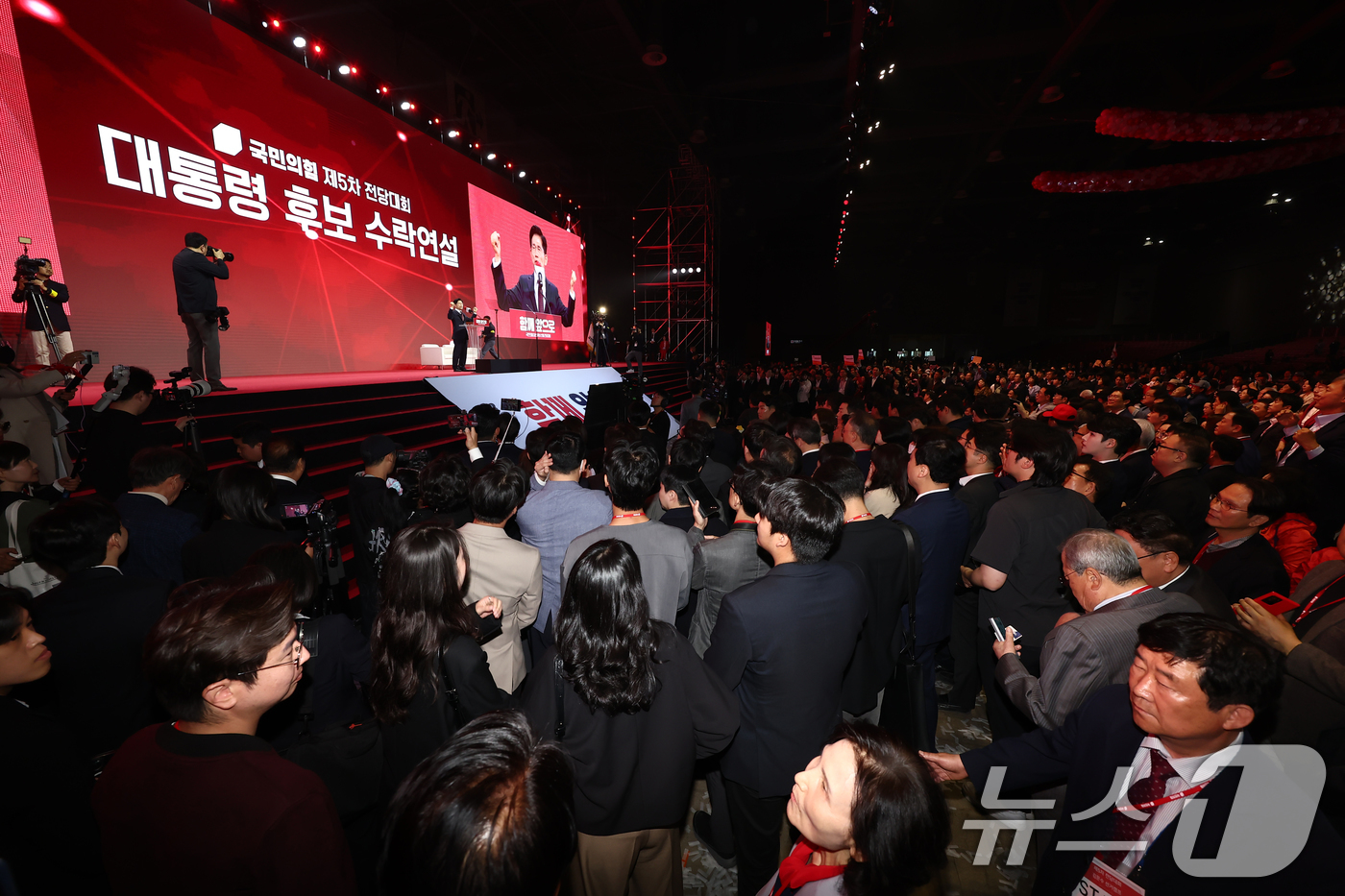 (고양=뉴스1) 김민지 기자 = 김문수 국민의힘 대통령 후보가 3일 경기 고양시 킨텍스에서 열린 5차 전당대회에서 최종 후보로 확정된 뒤 수락연설을 하고 있다. 2025.5.3/뉴 …