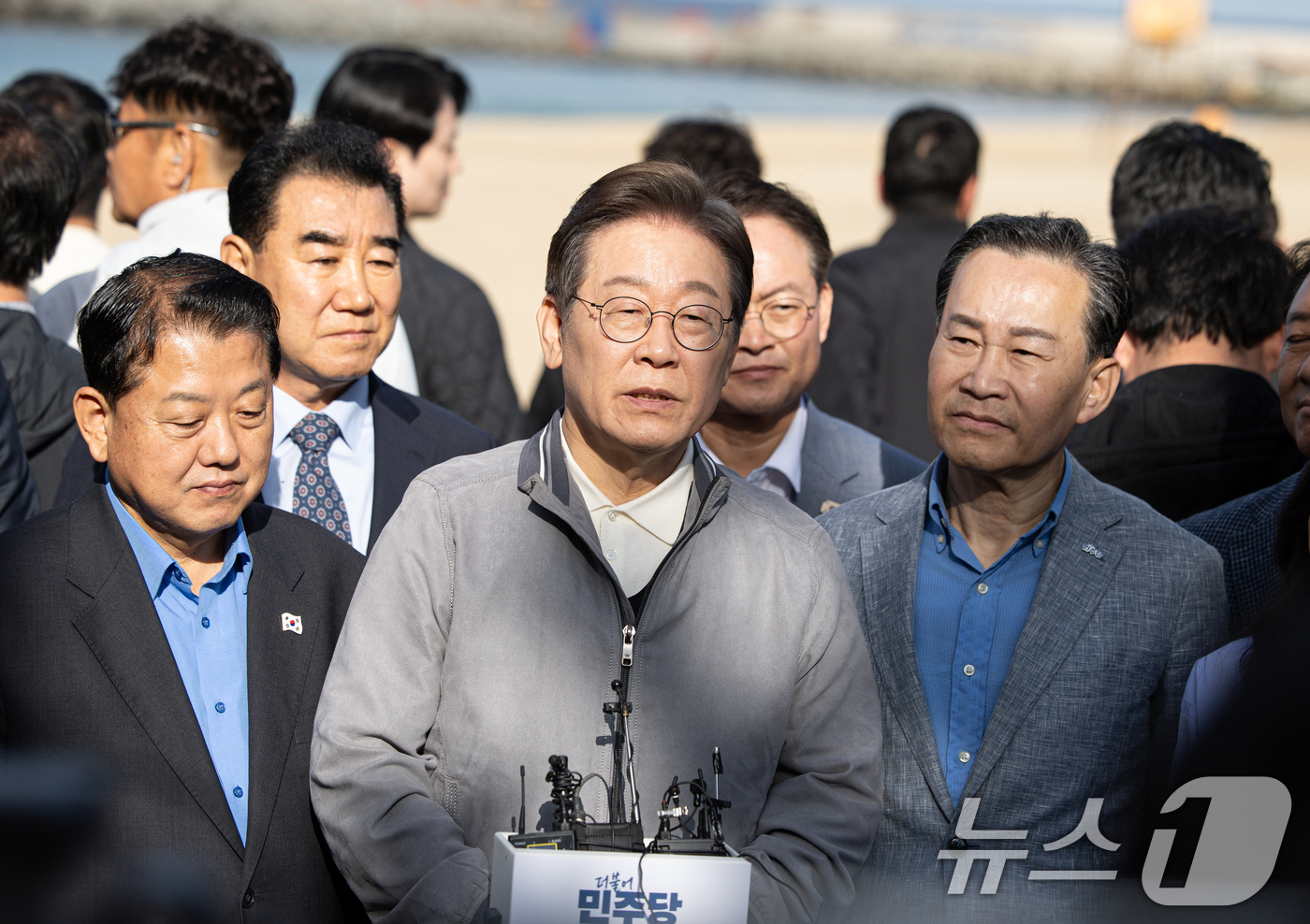 (삼척=뉴스1) 이재명 기자 = '골목골목 경청투어 : 동해안벨트편'에 나선 이재명 더불어민주당 대통령 후보가 3일 오후 강원 삼척시 삼척해수욕장에서 시민들과 인사를 나눈 후 백브 …