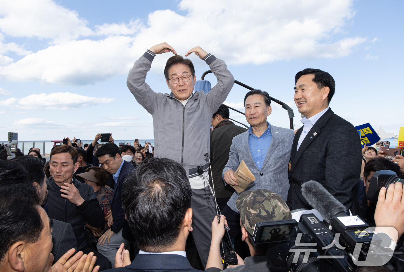 (삼척=뉴스1) 이재명 기자 = '골목골목 경청투어 : 동해안벨트편'에 나선 이재명 더불어민주당 대통령 후보가 3일 오후 강원 삼척시 삼척해수욕장에서 시민들을 향해 하트를 그려보이 …