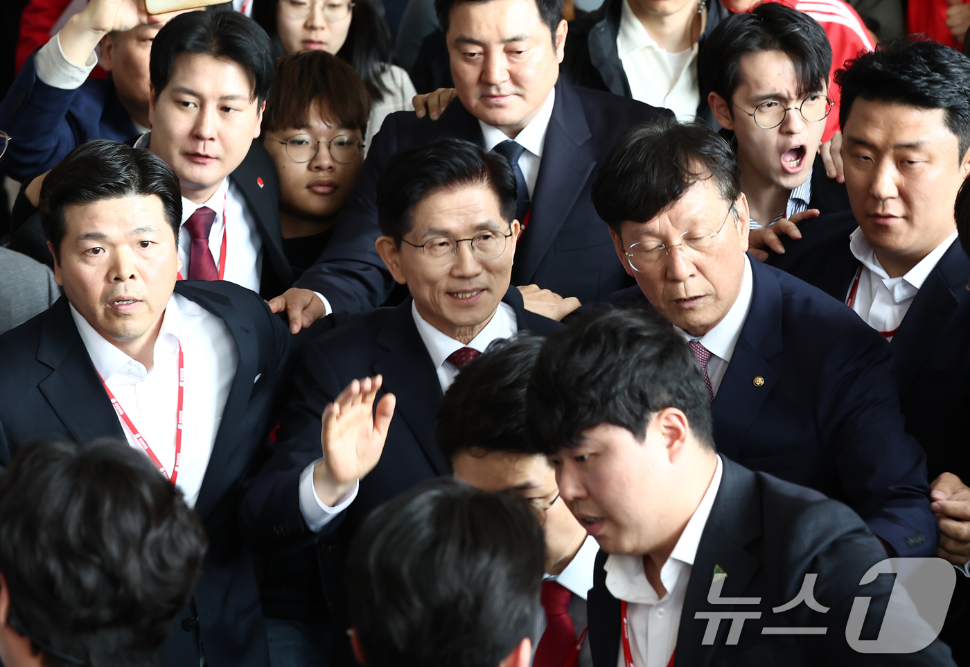 (고양=뉴스1) 김민지 기자 = 김문수 국민의힘 대통령 후보가 3일 경기 고양시 킨텍스에서 열린 5차 전당대회를 마치고 나오며 인사하고 있다. 2025.5.3/뉴스1