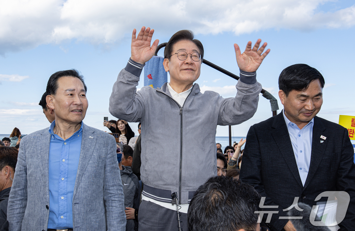 (삼척=뉴스1) 이재명 기자 = '골목골목 경청투어 : 동해안벨트편'에 나선 이재명 더불어민주당 대통령 후보가 3일 오후 강원 삼척시 삼척해수욕장에서 연설을 하기 전 시민들에게 잠 …