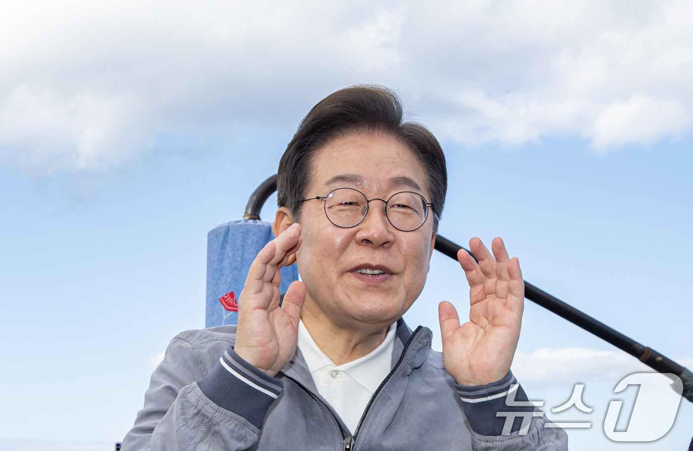 (삼척=뉴스1) 이재명 기자 = '골목골목 경청투어 : 동해안벨트편'에 나선 이재명 더불어민주당 대통령 후보가 3일 오후 강원 삼척시 삼척해수욕장에서 시민들을 향해 발언하고 있다. …