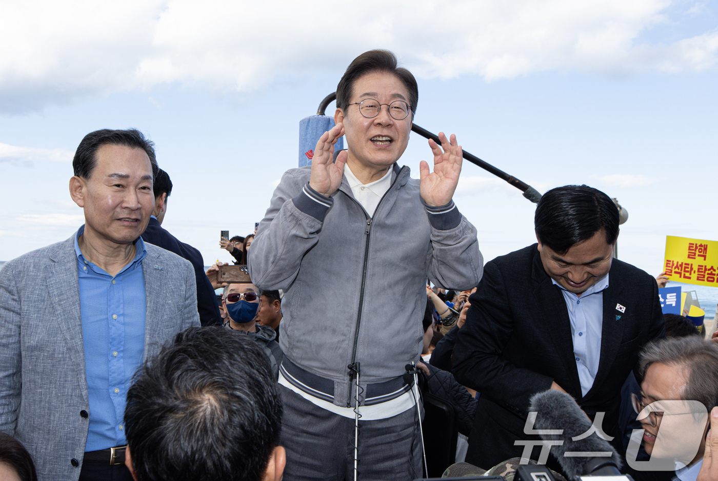 (삼척=뉴스1) 이재명 기자 = '골목골목 경청투어 : 동해안벨트편'에 나선 이재명 더불어민주당 대통령 후보가 3일 오후 강원 삼척시 삼척해수욕장에서 시민들을 향해 발언하고 있다. …