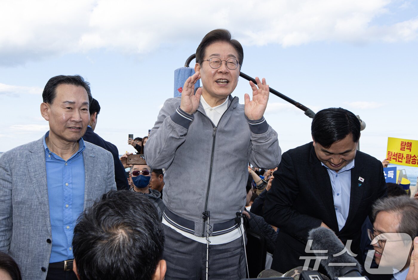 본문 이미지 - &#39;골목골목 경청투어 : 동해안벨트편&#39;에 나선 이재명 더불어민주당 대통령 후보가 3일 오후 강원 삼척시 삼척해수욕장에서 시민들을 향해 발언하고 있다. 2025.5.3/뉴스1 ⓒ News1 이재명 기자