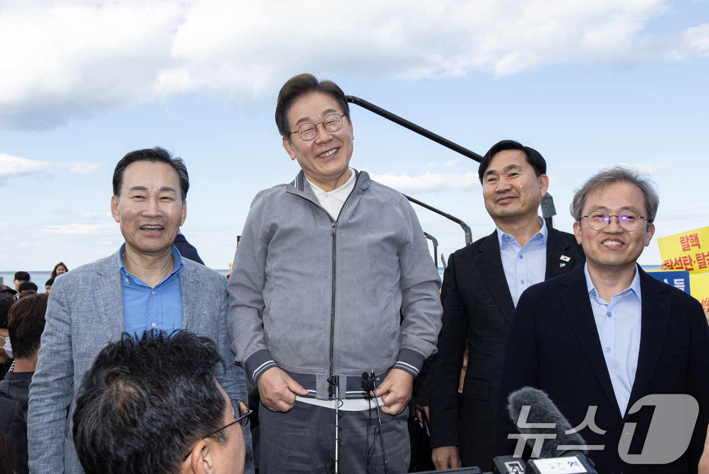 (삼척=뉴스1) 이재명 기자 = '골목골목 경청투어 : 동해안벨트편'에 나선 이재명 더불어민주당 대통령 후보가 3일 오후 강원 삼척시 삼척해수욕장에서 시민들을 향해 발언하던 중 미 …