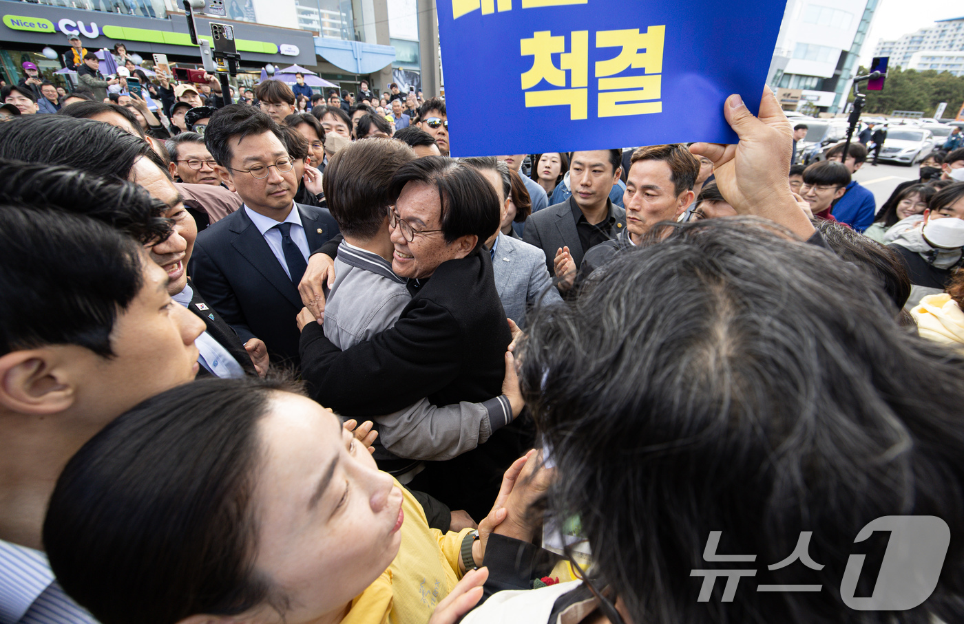 (삼척=뉴스1) 이재명 기자 = '골목골목 경청투어 : 동해안벨트편'에 나선 이재명 더불어민주당 대통령 후보가 3일 오후 강원 삼척시 삼척해수욕장에서 한 성직자와 포옹을 나누고 있 …