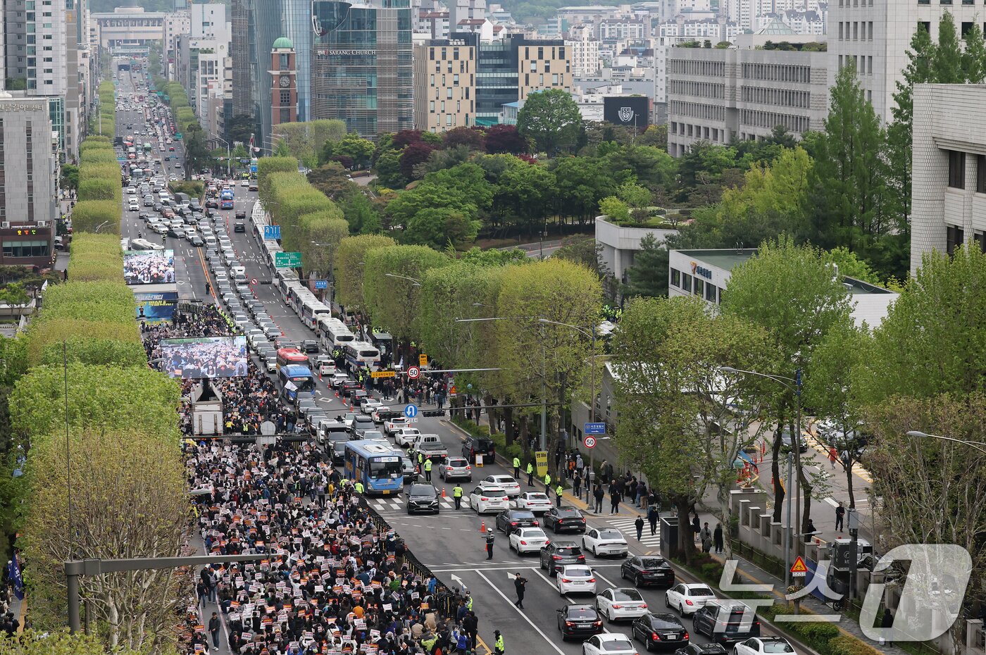 본문 이미지 - 3일 오후 서울 서초구 대법원 앞에서 이재명 더불어민주당 대선 후보에 대한 공직선거법 위반 사건 판결을 규탄하는 촛불행동의 집회가 열린 가운데 대법원 청사&#40;사진 우측 상단&#41; 주위로 경찰 차벽이 세워져 있다. 2025.5.3/뉴스1 ⓒ News1 오대일 기자