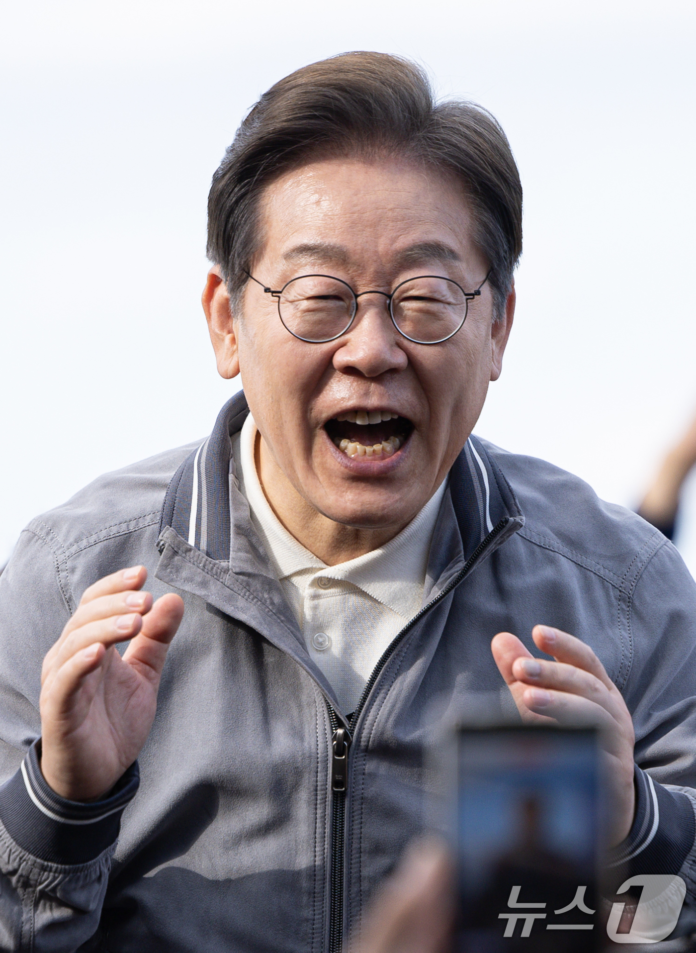 (삼척=뉴스1) 이재명 기자 = '골목골목 경청투어 : 동해안벨트편'에 나선 이재명 더불어민주당 대통령 후보가 3일 오후 강원 삼척시 삼척해수욕장에서 시민들을 향해 발언하고 있다. …