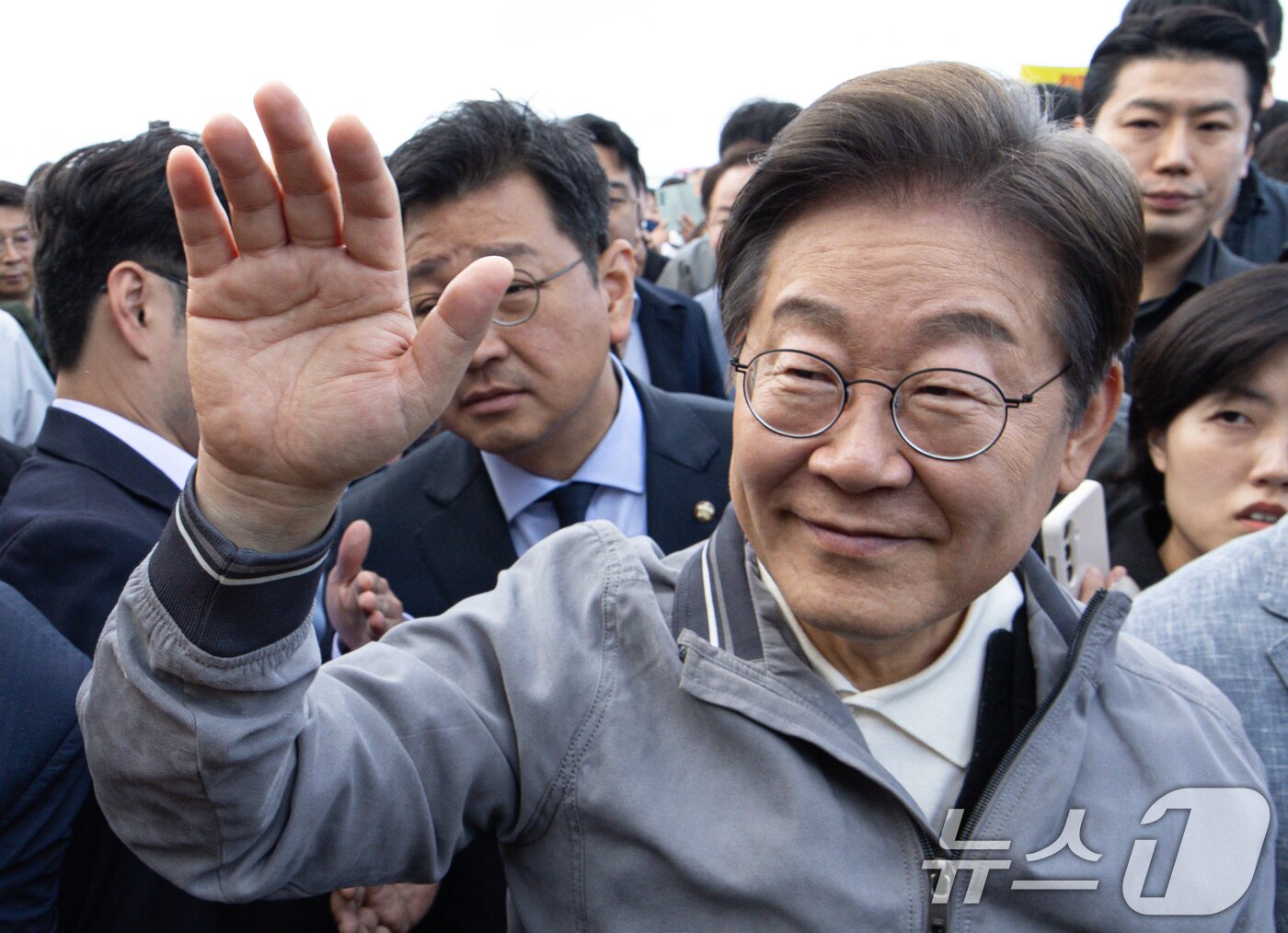 본문 이미지 - &#39;골목골목 경청투어 : 동해안벨트편&#39;에 나선 이재명 더불어민주당 대통령 후보가 3일 오후 강원 삼척시 삼척해수욕장에서 지지자를 향해 손 인사를 하고 있다. 2025.5.3/뉴스1 ⓒ News1 이재명 기자