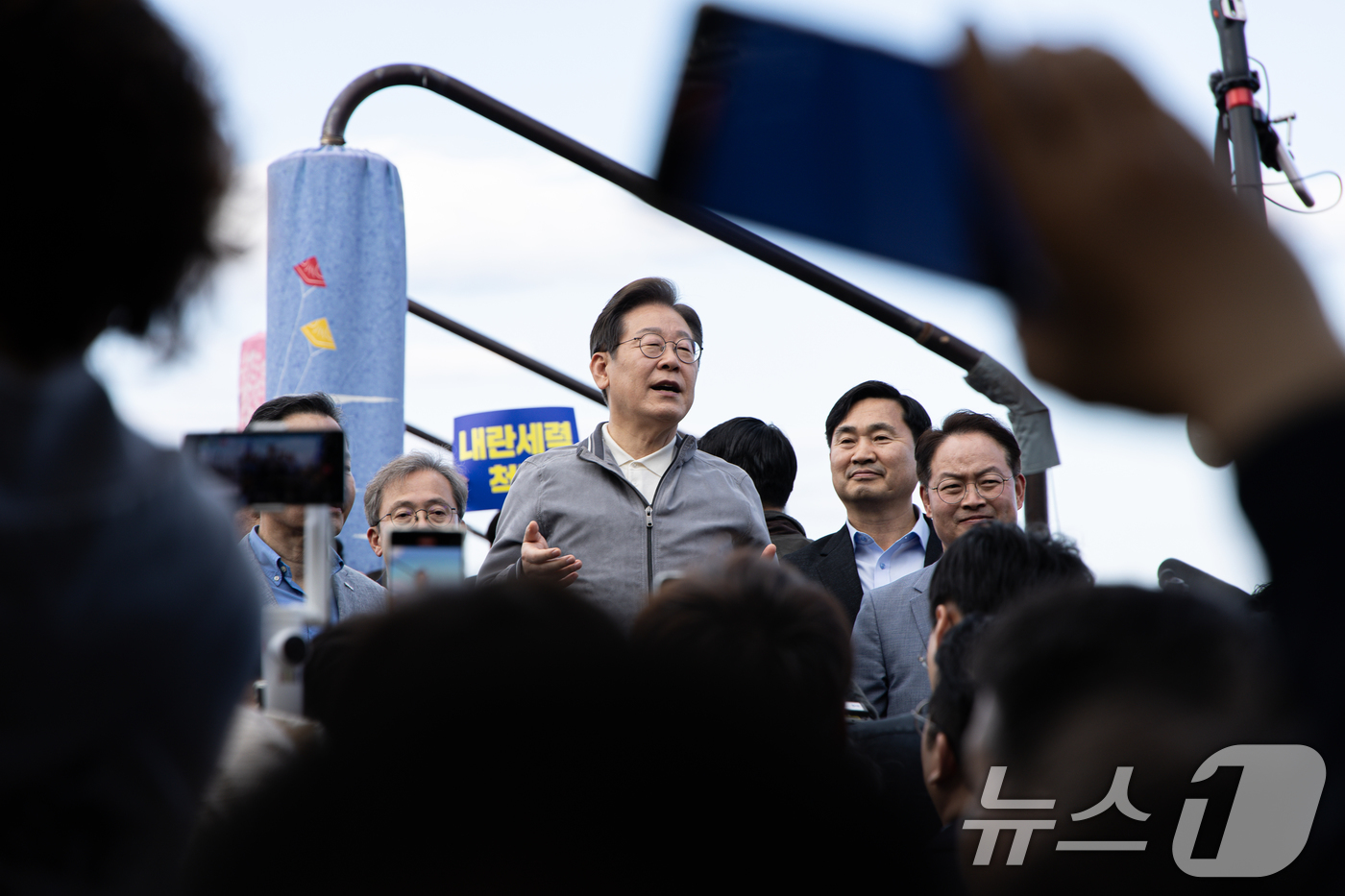 (삼척=뉴스1) 이재명 기자 = '골목골목 경청투어 : 동해안벨트편'에 나선 이재명 더불어민주당 대통령 후보가 3일 오후 강원 삼척시 삼척해수욕장에서 시민들을 향해 발언하고 있다. …