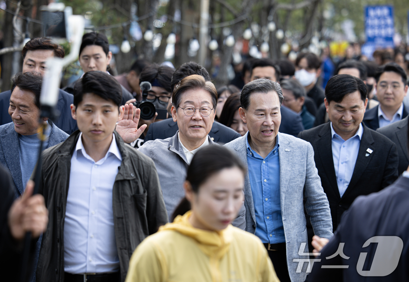 (삼척=뉴스1) 이재명 기자 = '골목골목 경청투어 : 동해안벨트편'에 나선 이재명 더불어민주당 대통령 후보가 3일 오후 강원 삼척시 삼척해수욕장에서 시민들과 인사하기 위해 발걸음 …